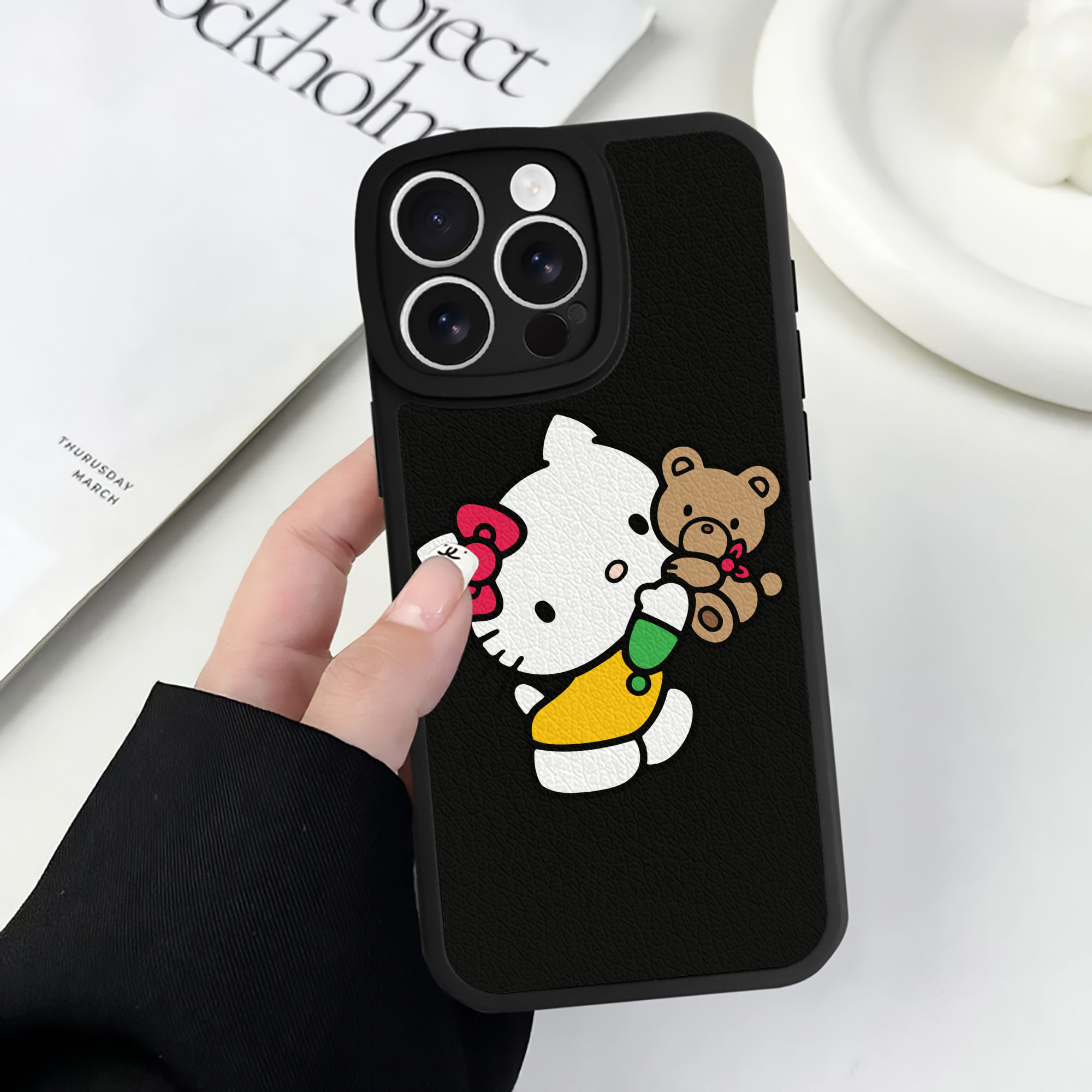 （画像用） Hello Kitty ハローキティ 【iPhone 16シリーズ対応】シリコンスマホケース（レザー調） 材質：シリコン